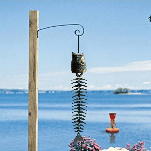 Windspiel aus Fischgrätenmuster aus Metall